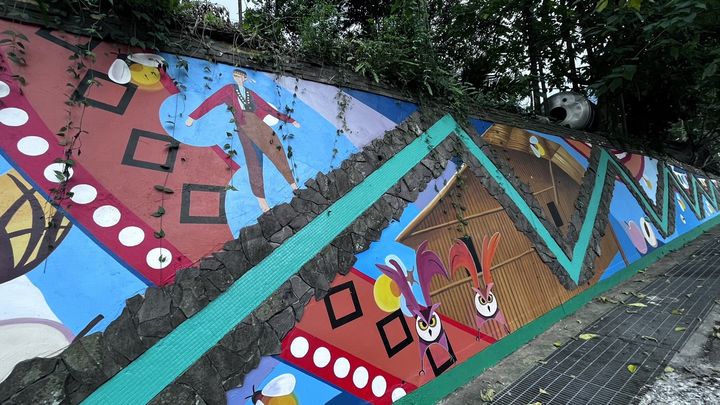 ▲呈現原住民族群特色的彩繪牆。　圖：高雄市政府觀光局／提供