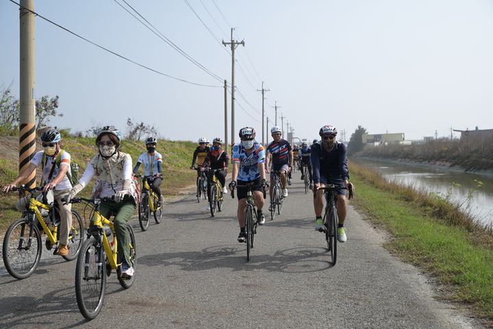 雲嘉南濱海地區有多條景致優美自行車道，漫遊小鎮風光。　圖：雲嘉南濱海國家風景區管理處／提供