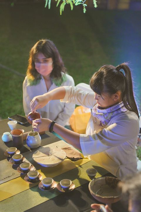 ▲茶師奉茶。　圖：阿里山國家風景區管理處／提供