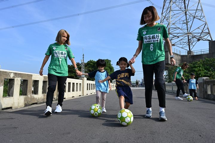 ▲在女足隊大姊姊帶領指導下，小朋友們也有模有樣。　圖：西拉雅國家風景區管理處／提供