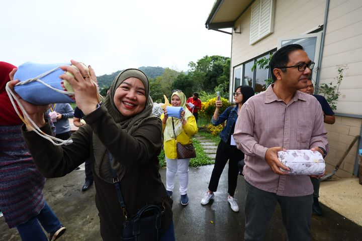 ▲穆斯林旅行業者於宜蘭星源茶園開心體驗冰淇淋DIY。　圖：台灣學之旅／提供