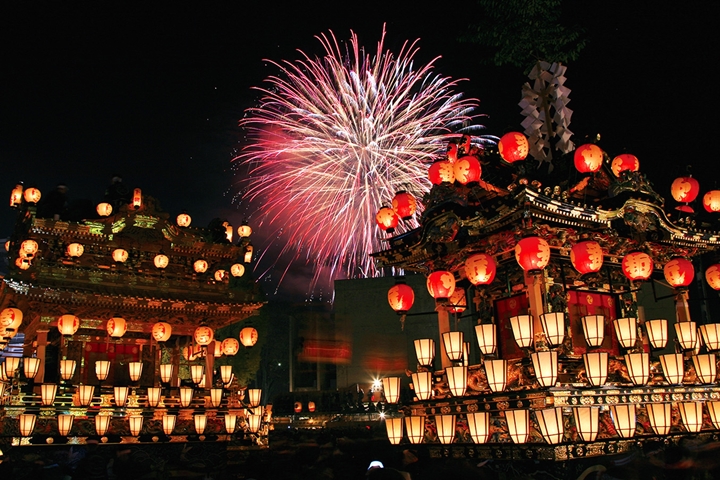 秩父夜祭的重頭戲「山車」，雕刻精細、掛滿燈籠的華麗樣貌讓人驚豔。　圖：秩父鉄道株式会社／來源