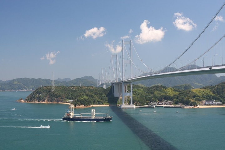 ▲馳騁在橋上，腳下則是許多大船會行駛的瀨戶內海水道，由三座橋組成的「來島海峽大橋」風光更是壯觀。　圖：愛媛縣觀光物產協會／來源
