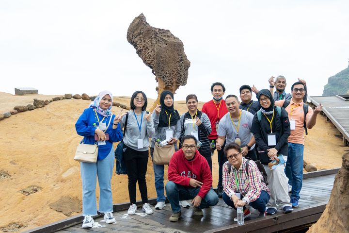 ▲穆斯林旅行社代表於野柳地質公園女王頭合影。　圖：台灣學之旅／提供