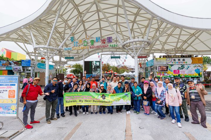 ▲馬來西亞30家穆斯林旅行社代表於兒童新樂園前合影。　圖：台灣學之旅／提供