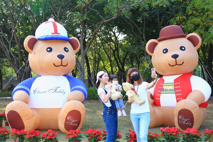 ▲民眾拿熊熊玩偶與裝置合影。　圖：臺南市政府觀光旅遊局／提供