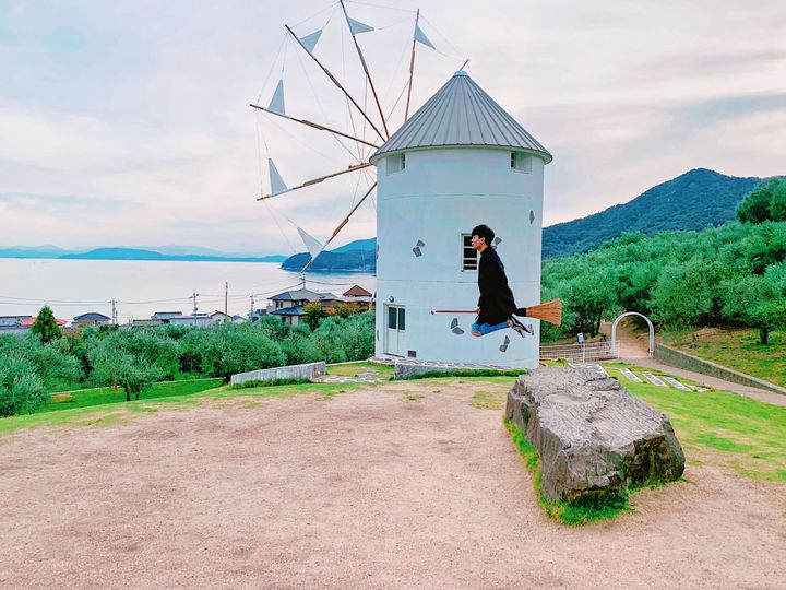 ▲小豆島橄欖公園位於山腰上，特別是白色希臘風車周邊，是最有人氣的拍照景點。　圖：大榮旅遊／提供
