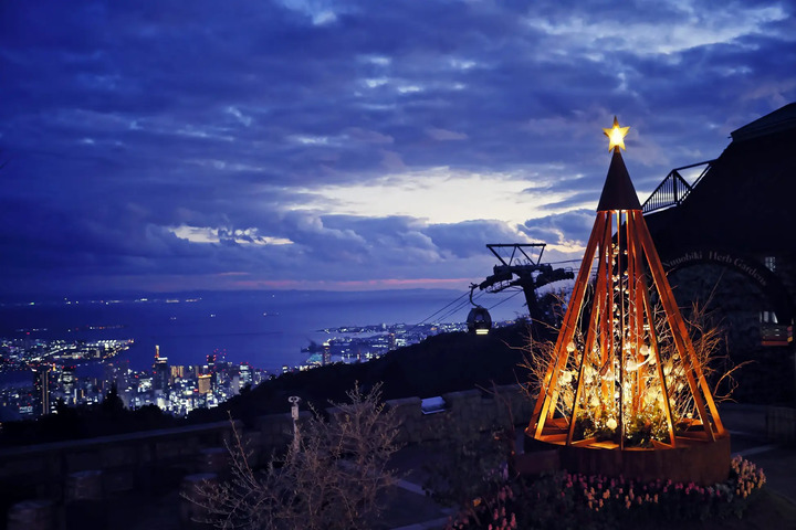 ▲不只有聖誕樹點綴的夢幻空間，更能同時眺望神戶港夜景。　圖：Kobe Resort Service Co., Ltd.／提供