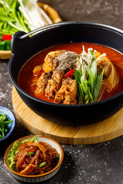 ▲《弘大超人氣馬鈴薯排骨鍋》為韓國具代表性的庶民美食之一。　圖：韓國八色烤肉／提供