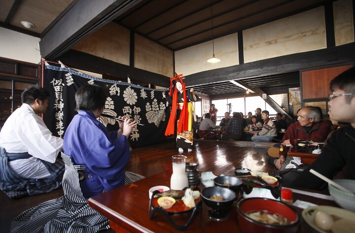 ▲「遠野濁酒祭」不只有美酒、美食，也能現場觀賞到傳統藝能神樂。　圖：岩手縣觀光協會／提供