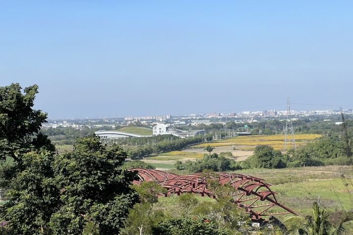 ▲登上三角點即可俯瞰新化果菜市場的波浪型屋頂。　圖：臺南市政府觀光旅遊局虎頭埤風景區管理所／提供