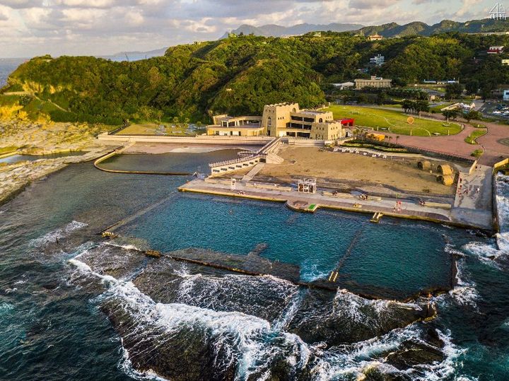 ▲和平島公園海水游泳池、人工沙灘區與遊客中心。　圖：北海岸及觀音山國家風景區管理處／提供