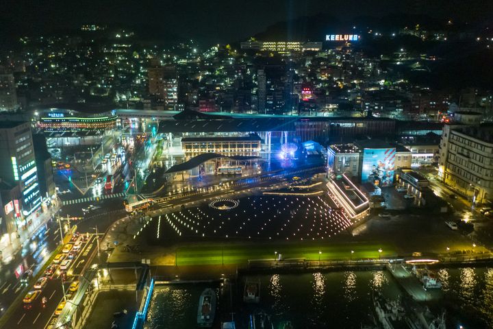 「基隆光芒」璀璨燈光展演，以科技光束點亮基隆夜空，宣告ANIVERSE正式登陸基隆。　圖：智崴集團／提供