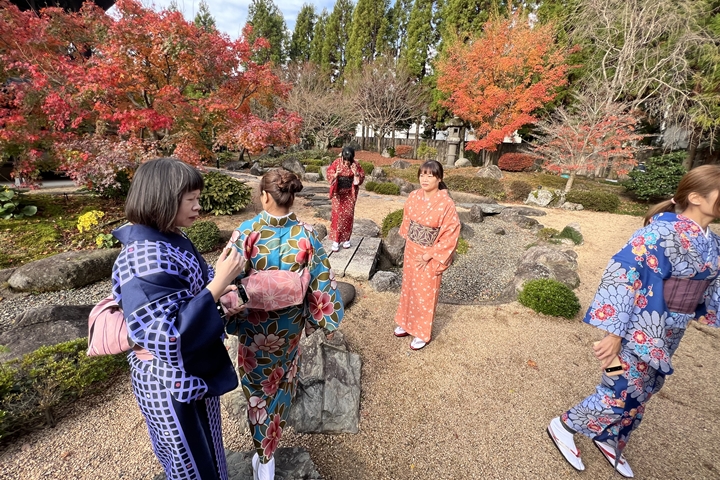 ▲秋季到訪能在庭園欣賞紅葉，身穿和服拍下美照。　圖：向日遊顧問有限公司／來源