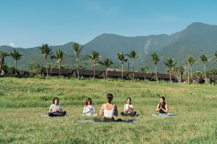 在遼闊草原中體驗戶外瑜珈達到身心放鬆。　圖：丘丘‧森旅／提供 