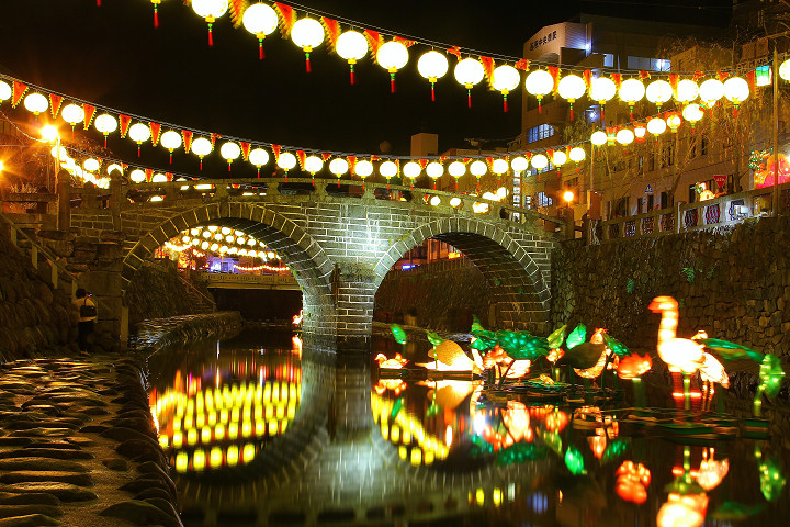 ▲眼鏡橋上的滿月燈籠裝飾。　圖：長崎縣觀光連盟／提供