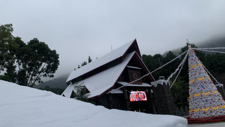 ▲聖誕樹周邊的地標屋頂已經是白色雪景，不時還有雪花機噴雪。　圖：九族文化村／提供