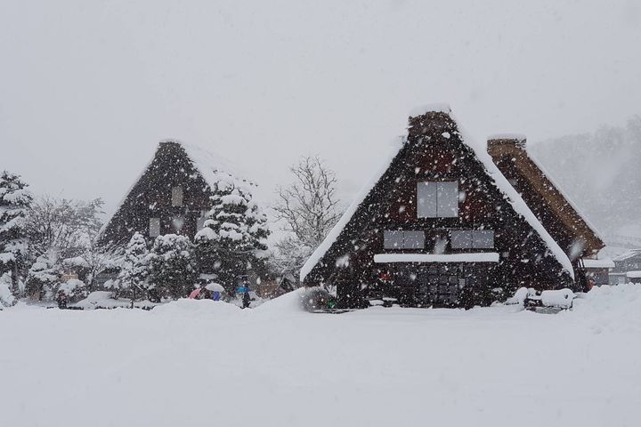 ▲冬季雪之合掌村，增添更多童話氣氛。　圖：喜鴻假期／提供