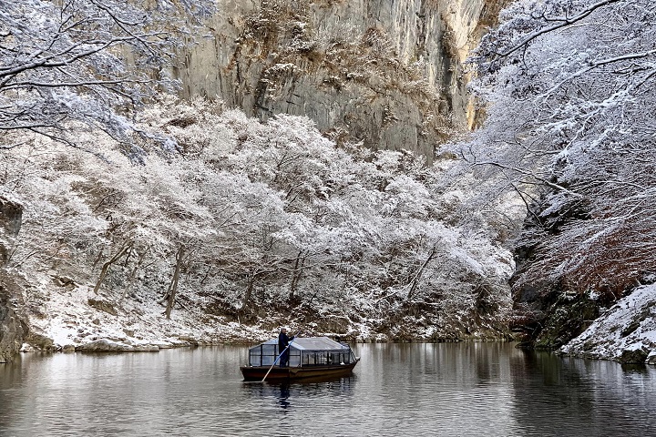 冬天搭著猊鼻溪暖桌舟欣賞銀白雪警，宛如走進水墨畫世界一般美極了。　圖：猊鼻溪／提供