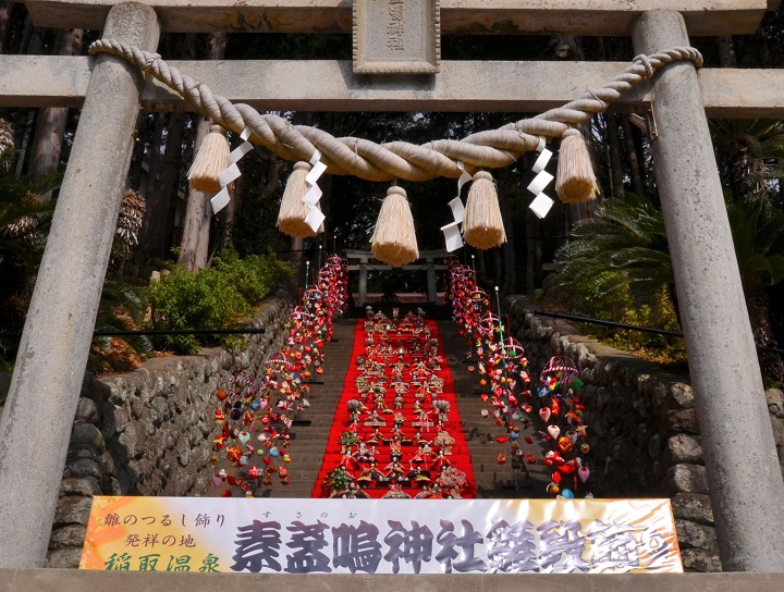 ▲1617年創立的靜岡縣素盞鳴神社，在其118階石梯上展出被稻取神和大海所守護的雛娃娃，相當壯觀。　圖：靜岡縣／提供