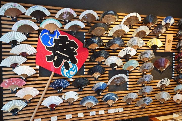 扇子在日本被認為是帶來好運的幸運物，設計雅緻圖騰繽紛的折扇深獲海內外觀光客青睞。　圖：Ⓒ松根屋／來源