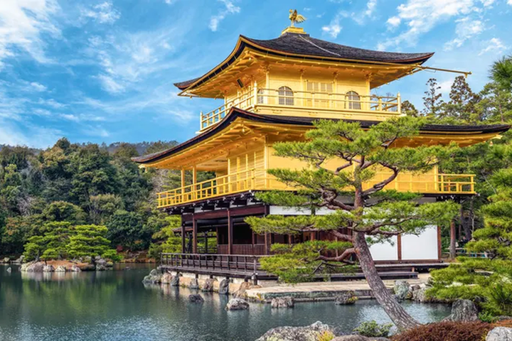 前往京都必去景點之一「鹿苑寺」，留下美照之餘也祈求好運氣。　圖：Klook／提供