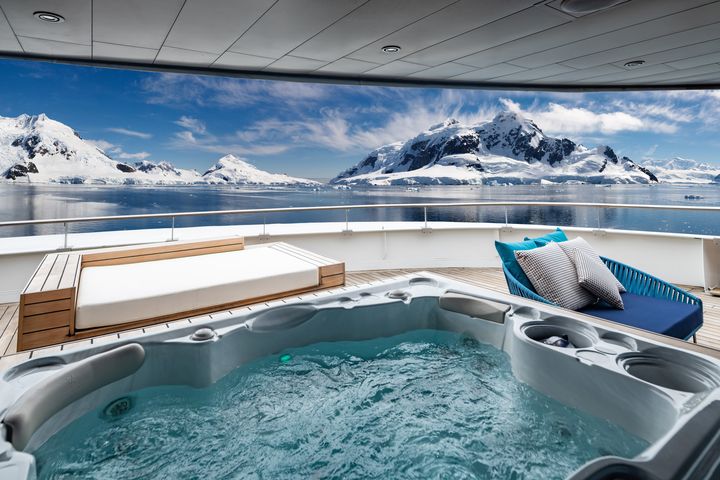 ▲總統套房是最大艙房，坪數達59坪，還有戶外按摩浴缸，讓旅客邊泡暖湯，邊欣賞南極美景。　圖：Scenic Group／提供