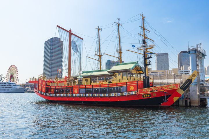 2021年10月起於神戶港運行的最新遊覽船「御座船 安宅丸」。　圖：神戶觀光局／提供