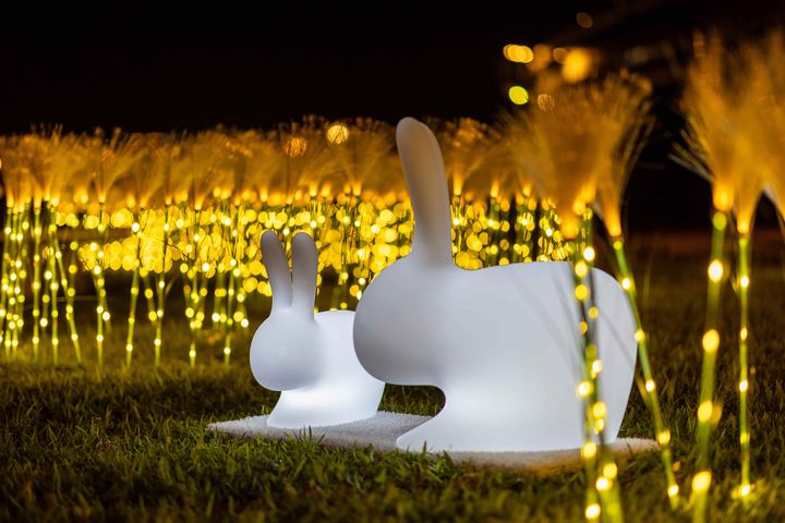 「鴨鴨地景藝術展」展期至1月29日，現場也有應景符合兔年主題的可愛小白兔裝置藝術。　圖：新北市政府觀光旅遊局／提供