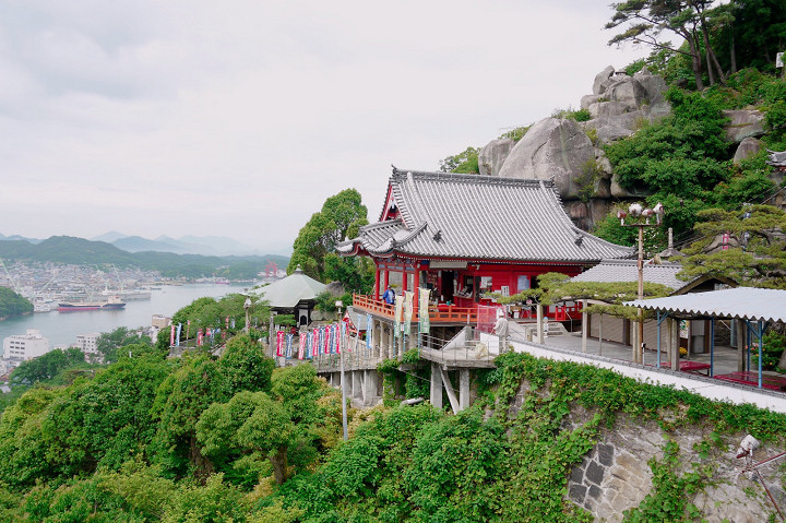 ▲尾道千光寺旁就有個戀人聖地，可眺望海港風情。　記者-徐意雯／攝