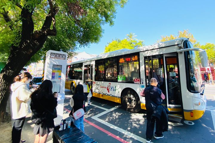 搭乘台灣好行觀光公車，暢遊台南美景大啖府城美食。　圖：臺南市政府觀光旅遊局／提供 