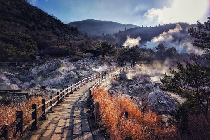 ▲雲仙地獄飄散著地底冒出的蒸氣，在這裡也能品嘗到地熱蒸熟的溫泉蛋。　圖：長崎縣觀光連盟／提供