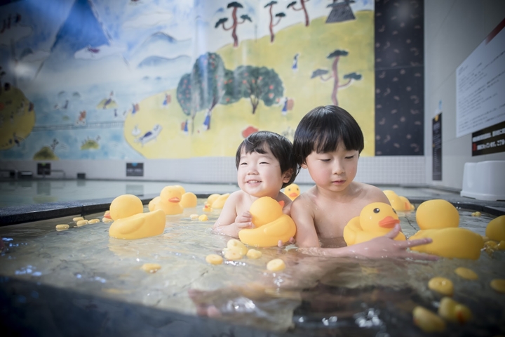 ▲館內具備孩童專用小鴨浴池，邊泡邊玩超療癒。　圖：KISUKE株式會社／提供