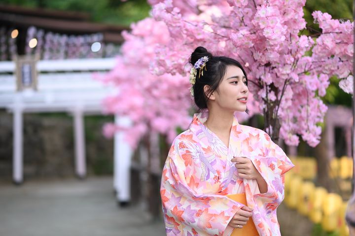 ▲來到全新開幕的「千野村日式景觀餐廳」，旅客可穿著和服漫步在櫻花步道下。　圖：Klook／提供
