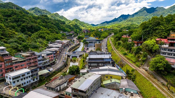 ▲平溪老街坐落在靜謐的山間，鐵道與古厝呈現懷古風情之美。　圖：新北市政府觀光旅遊局／提供