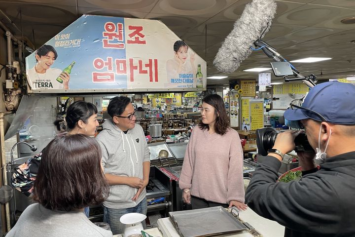 詹姆士出走料理節目至韓國介紹當地美食。　圖：韓國觀光公社／提供