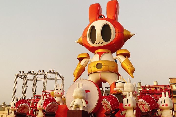 2023桃園燈會主燈「FUTU未來兔」，是超過4層樓高、重達30噸的巨型機器人。　圖：桃園市政府觀光旅遊局／提供