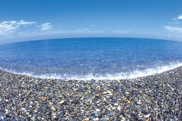 ▲翡翠海岸一望無際的蔚藍美景，也入列為日本海濱、海水浴場百選地之一。　圖：朝日町／提供