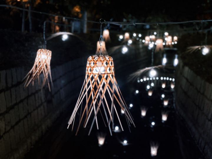 ▲以傳統竹編燈光裝置在曹公圳。　圖：高雄市政府觀光局／提供