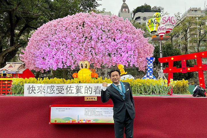 佐賀縣長山口祥義今天現身2023台灣燈會在台北的佐賀花燈前，向現場民眾推薦佐賀魅力。　圖：蔡雅雯／攝影