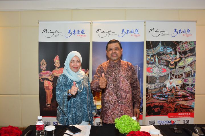 馬來西亞觀光局在台辦事處副處長 Naimatul Farah Haji Isa (左)、馬來西亞觀光局國際推廣處資深處長 Manoharan Periasamy (右)。　記者：謝旻蒨／攝