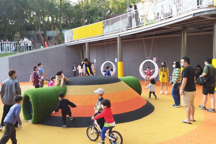 大地遊戲丘可讓小朋友享受探險的樂趣。　圖：臺南市政府觀光旅遊局虎頭埤風景區管理所／提供