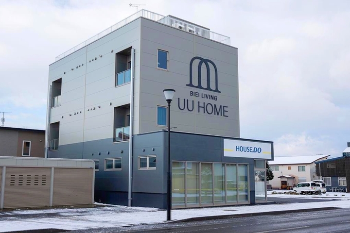 「UU HOME」距離JR美瑛站徒步約10分鐘，提供停車場空間，自駕來住也方便。　圖：world wide base／來源
