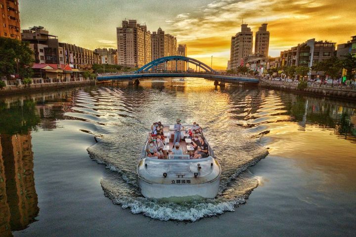 夕陽下的運河遊船體驗早期居民航運往返安平。　圖：臺南市政府觀光旅遊局觀光技術科／提供