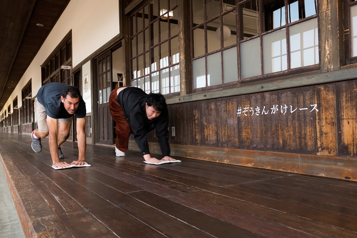 ▲日劇或卡通裡曾看過的「抹布擦地板」，來到宇和米博物館就能體驗。　圖：愛媛縣觀光國際課／來源