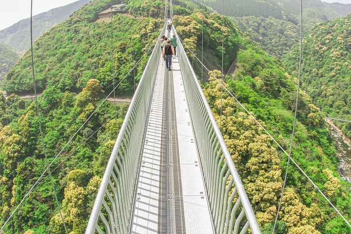 ▲走在吊橋上盡是藍天綠意環繞。　圖：宮崎縣觀光推進課／提供