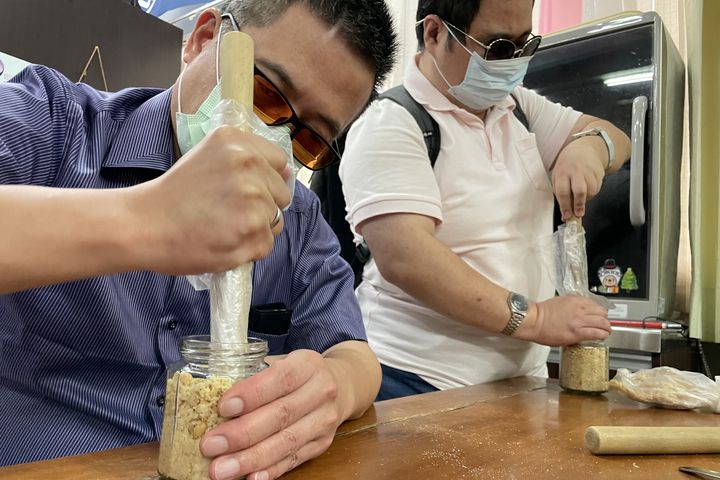 ▲台灣味噌釀造文化館提供友善服務，讓視障者進行味噌DIY體驗。　圖：台灣味噌釀造文化館／提供