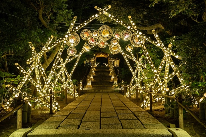 ▲「花燈小路」由約500個竹製燈飾與從京都御所搬遷來的文化財「聖門」組成魔幻空間。　圖：讀賣樂園／來源