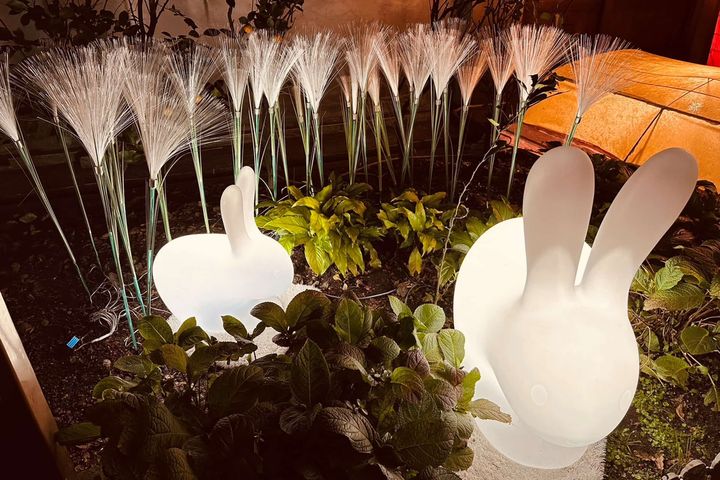 ▲藏身在花圃中的兔子燈飾散發溫暖的光，點亮河岸風情。　圖：新北市政府觀光旅遊局／提供