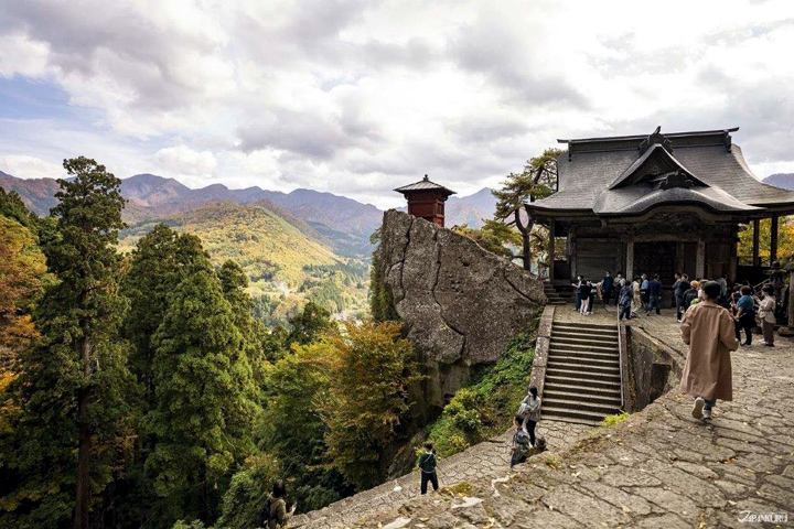 ▲位於懸崖頂端的佛堂是著名地標，山寺也是東北有名的能量景點。　圖：JR TIMES／提供